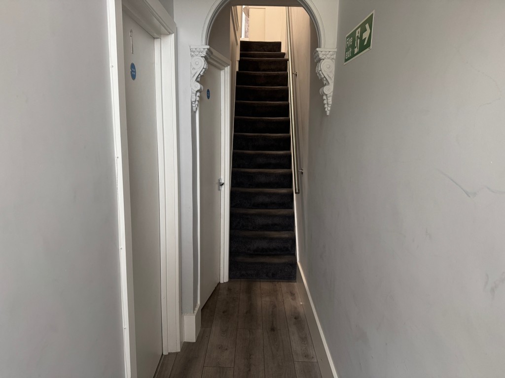 Lot: 7 - FREEHOLD RESIDENTIAL INVESTMENT - Entrance hall